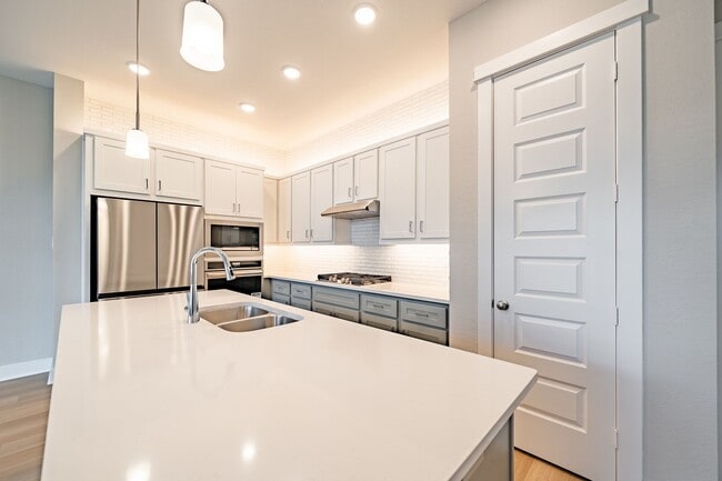 Building Photo - 10916 Brambling Wood Dr
