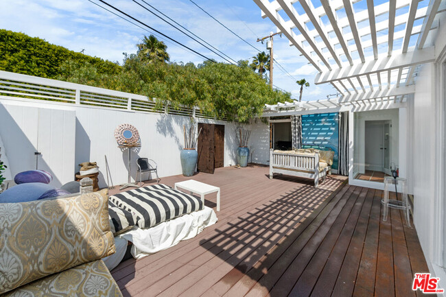 Building Photo - 27060 Malibu Cove Colony Dr
