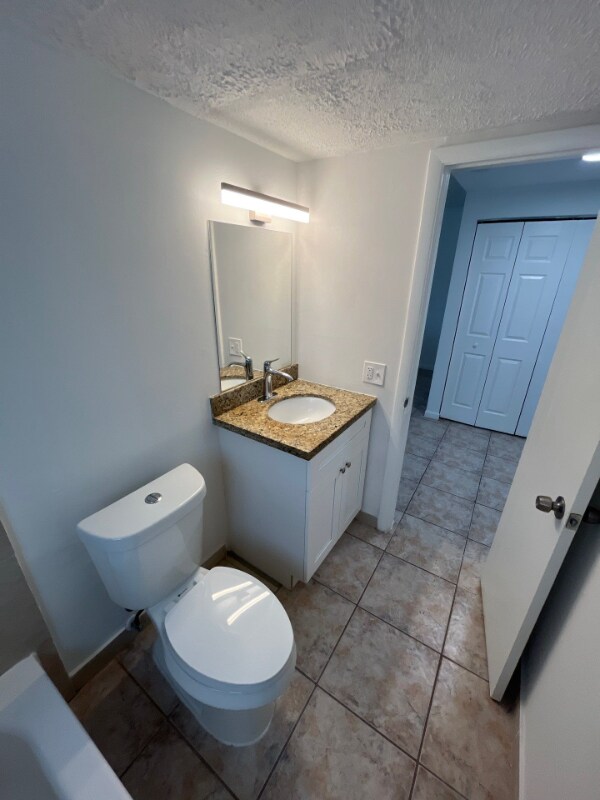 Building Photo - 717 NE 10th Ave