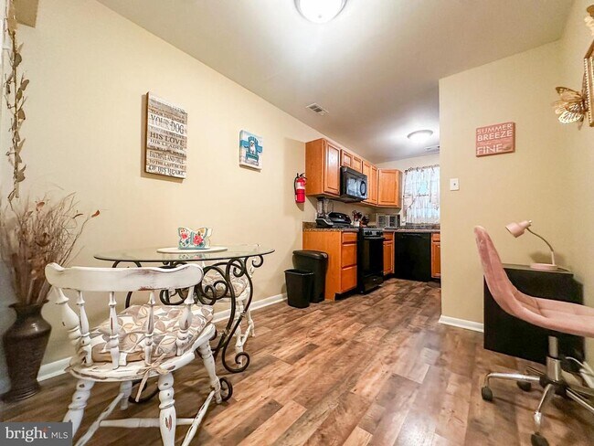 Building Photo - 15 Scotch Pine Dr