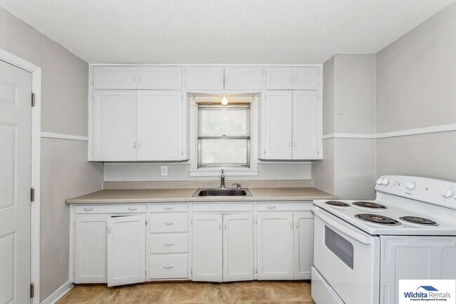 Building Photo - 2 bedroom 1 bathroom home with a large gar...