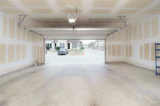 Building Photo - 13800 Lyndhurst St