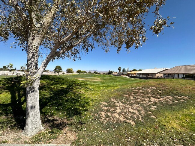Building Photo - Beautiful 3 Bed / 2 Bath Home Backing to Cerbat Cliffs Golf Course!