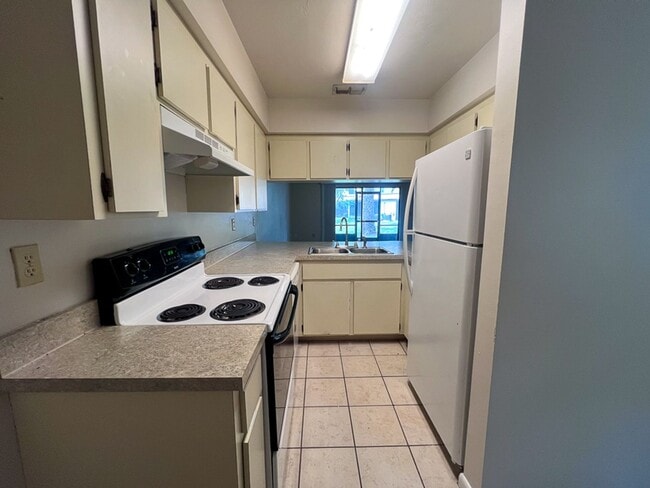 Building Photo - 2BR/1.5 Townhouse in Conveniently Located ...