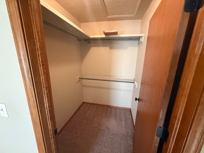 Building Photo - 511b NE 6th St - 511B NE 6th