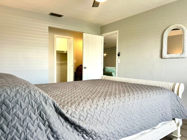 Building Photo - 2/2 Beautifully Remodeled, Furnished, With...