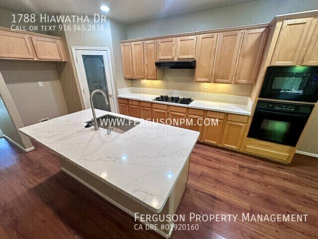 Building Photo - 1788 Hiawatha Dr