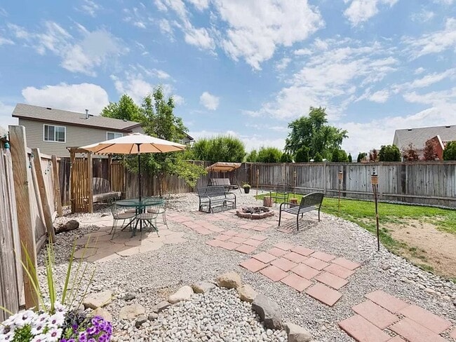 Building Photo - Beautiful 3 Bed, 2 Bath Home w/ Office in ...