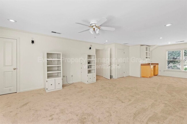 Building Photo - 7520 Crystal Lake Dr