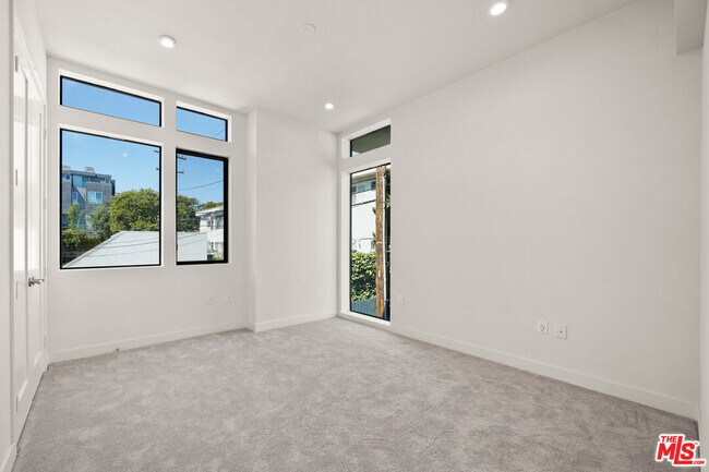 Building Photo - 1204 N Orange Grove Ave
