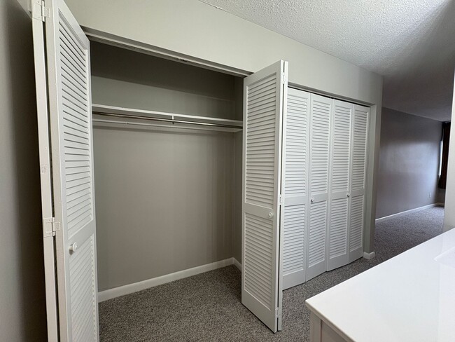 Building Photo - 2 Bedroom 2 Bathroom Condo with Pool