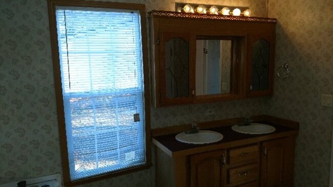 Building Photo - 73 Forest Dr