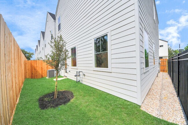 Building Photo - 6519 Old Olive Tree Dr