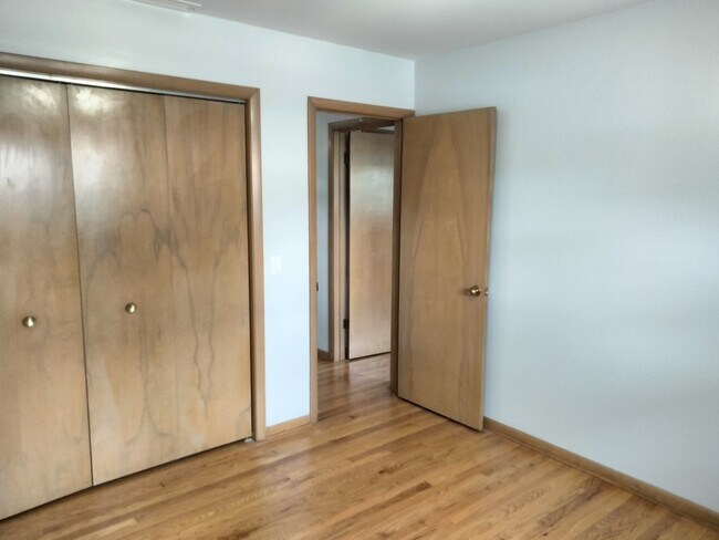 Building Photo - 904 S Edward St