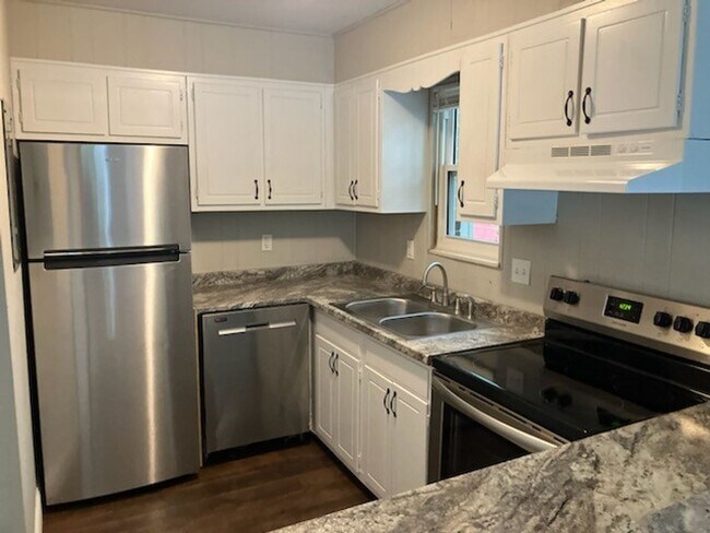 Building Photo - Impeccably Renovated 2-Story, 2-Bedroom Unit – Prime Location Near Downtown & UT campus.