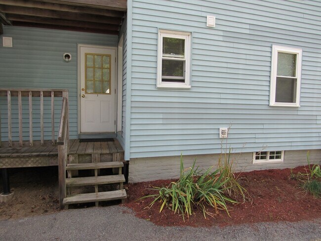 Building Photo - 390 Pleasant St