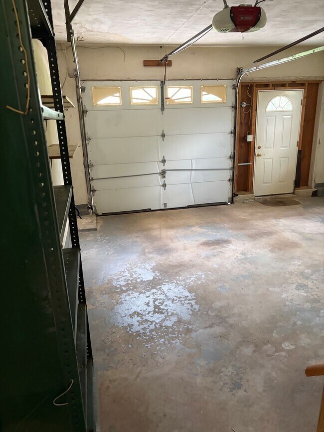 Building Photo - 6 Patricia Ln