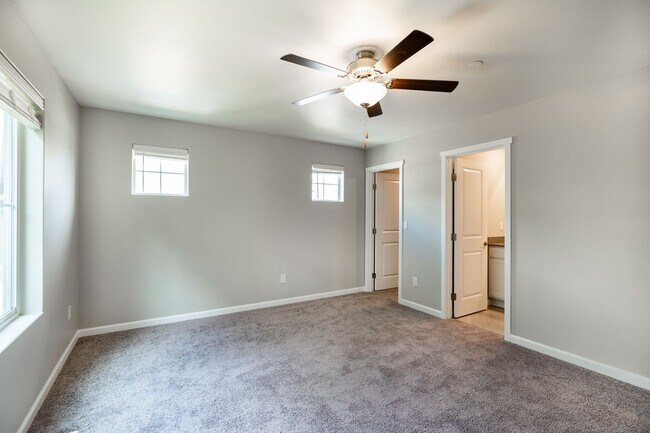 Building Photo - Newer 4 bdrm plus Flex Room Home In Town