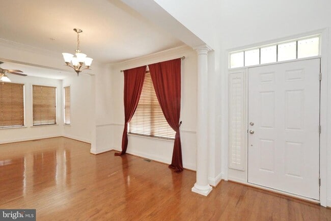 Building Photo - 1028 Llano Dr