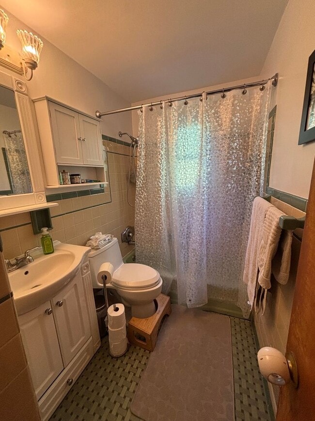 Building Photo - Beautiful 4 Bedroom Home In Mt. Lebanon!