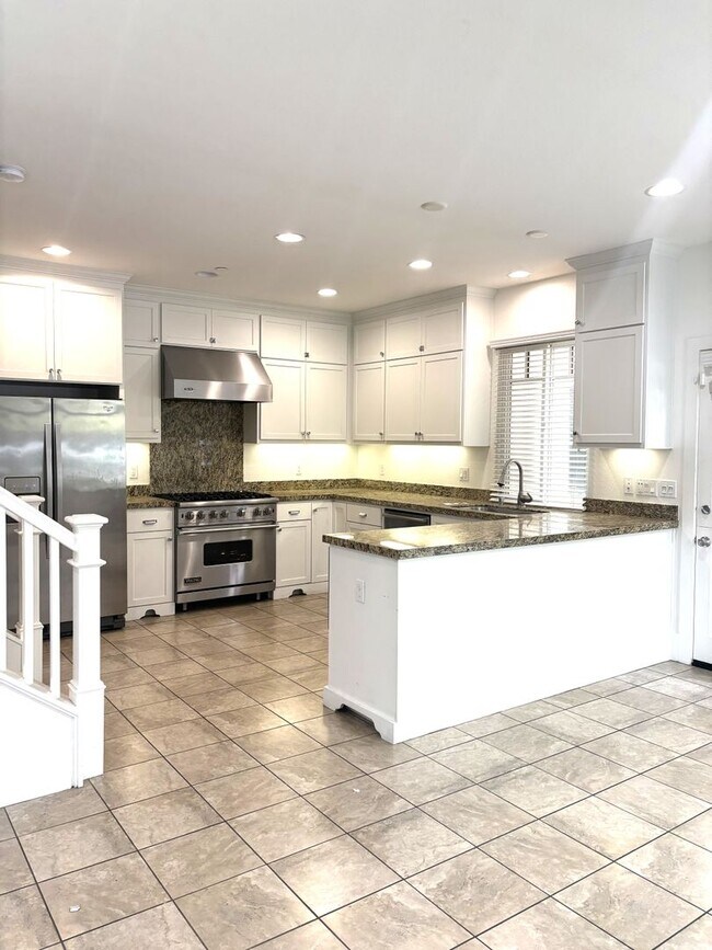 Building Photo - Pet Friendly 4 Bedroom 3.5 Bath Delightful...