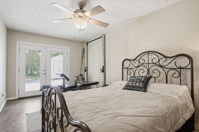 Building Photo - 223 Pin Oak Ln