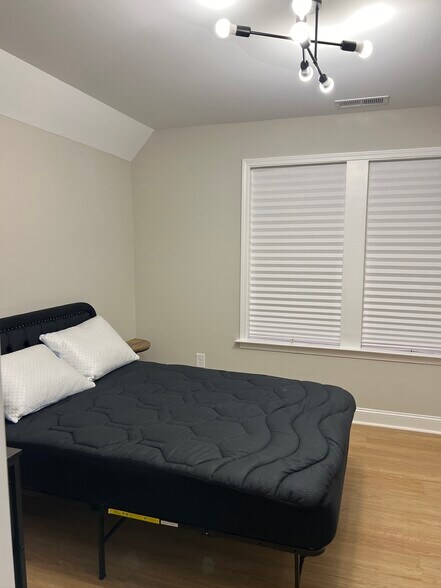 bedroom 2 - 2006 Linda Jones Ave
