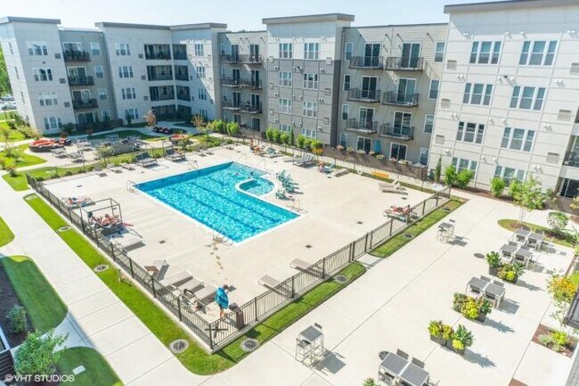 Building Photo - 2 bedroom in OAKBOOK TERRACE IL 60181