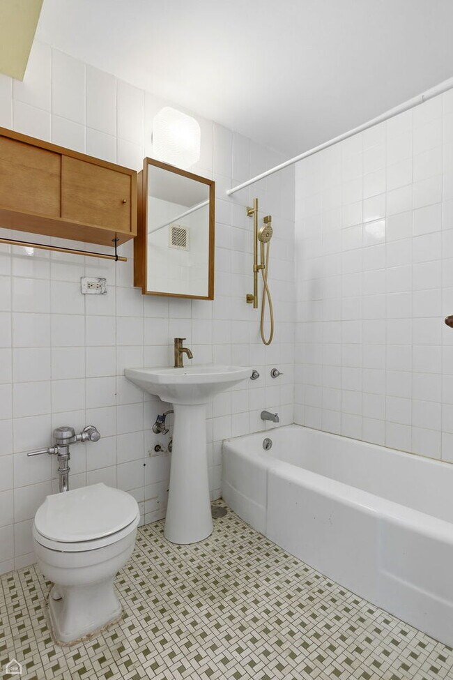 Building Photo - 6030 N Sheridan Rd