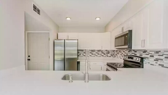 Building Photo - 813 Pinewood Ct