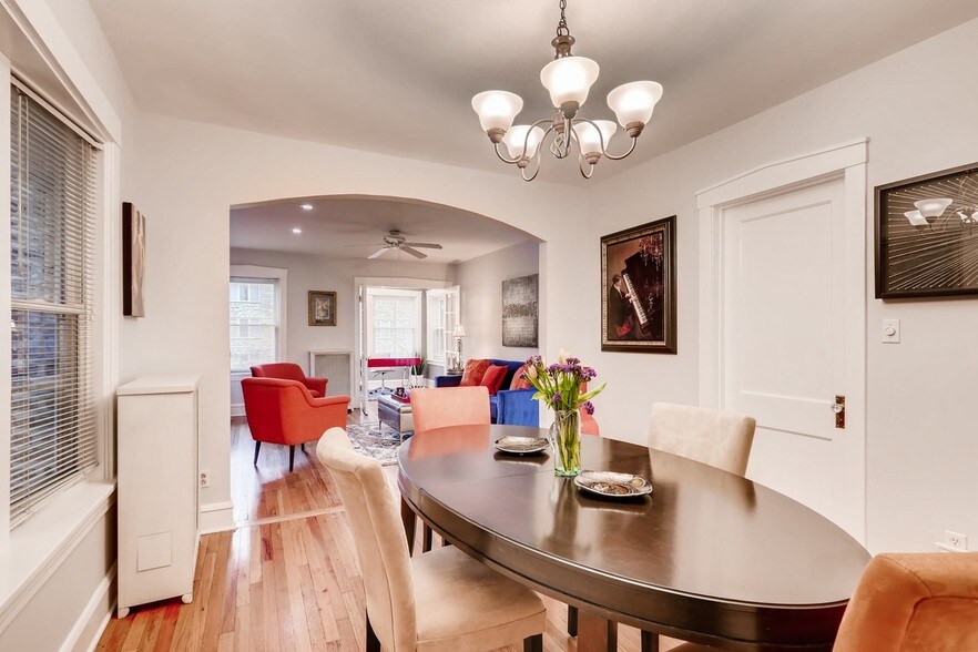 Building Photo - 2549 W Winnemac Ave