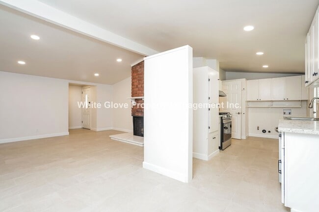 Building Photo - Spacious 4-Bed, 2-Bath Home with Large Backyard