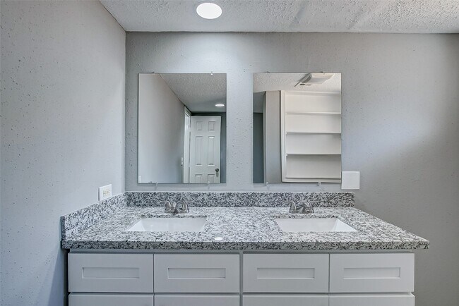 Building Photo - 2323 Tinechester Dr