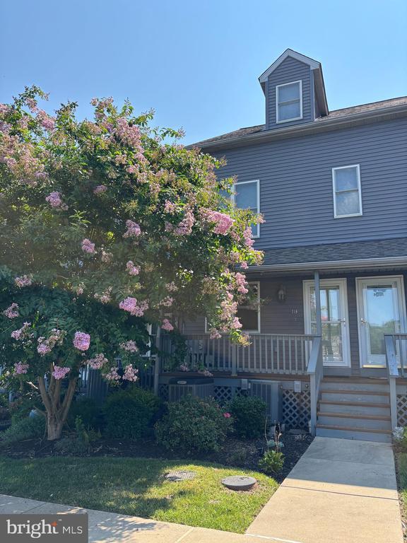 Primary Photo - 113 NE Isles Dr