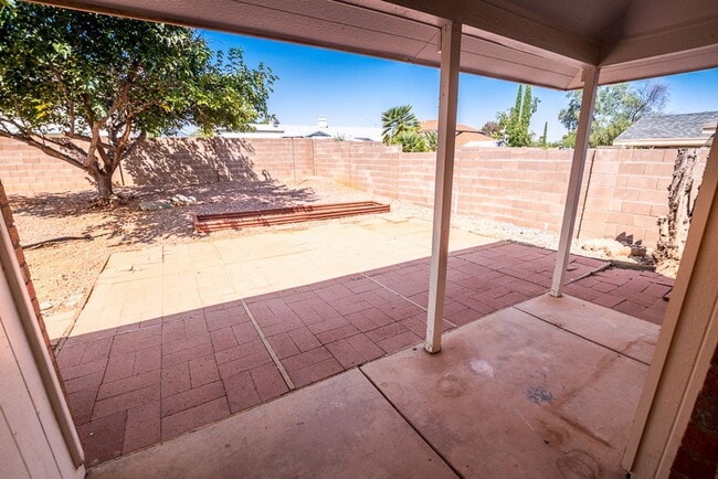 Building Photo - Contemporary home with 3 bedrooms, 2 bath, 2 car garage, A/C, Fenced Yard