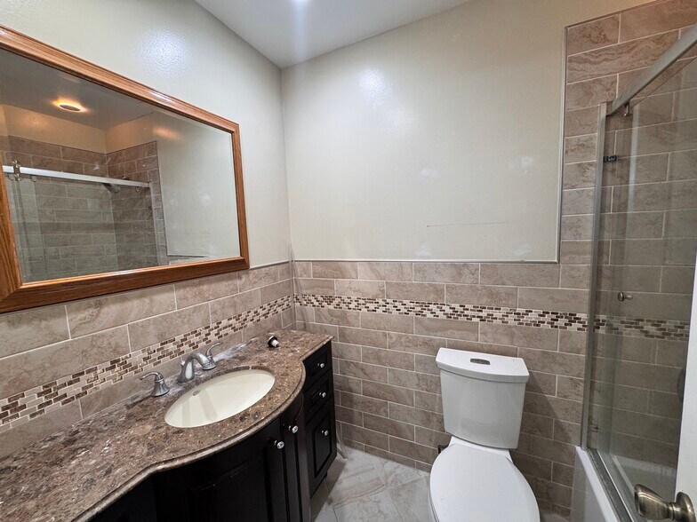 Building Photo - 489 Madison Dr