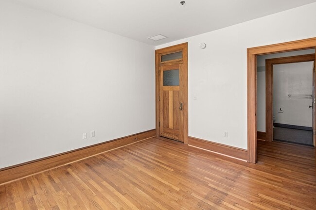 Building Photo - 55 1/2 Haywood St, Apt 3B