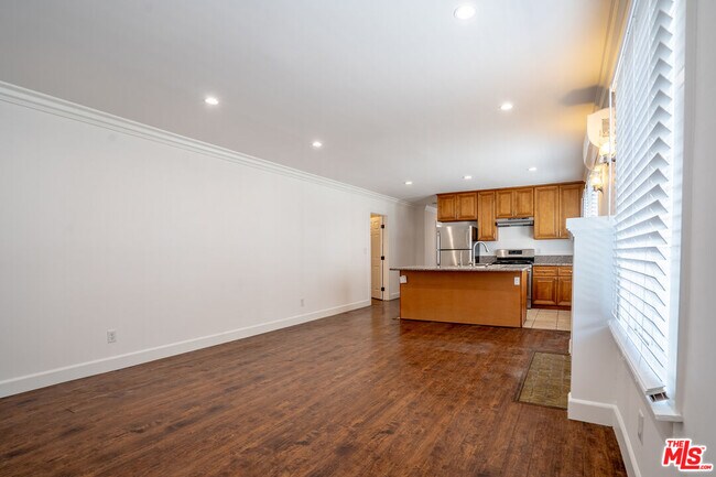 Building Photo - 1409 Bronson Ave