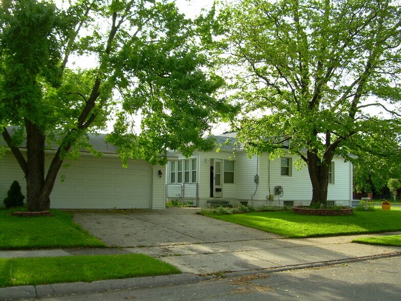 Building Photo - 2003 W 14 Mile Rd