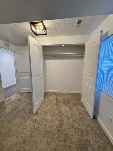 Building Photo - 4747 N Mount Nebo Dr