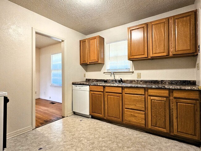 Building Photo - Lovely 2 Bedroom Home With A 1 Car Garage!...