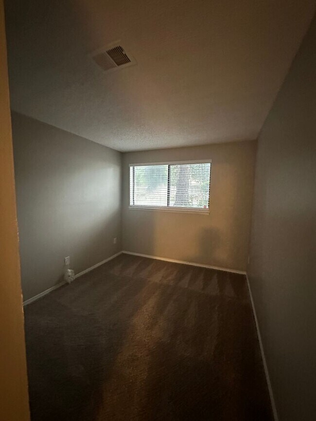 Building Photo - Spacious 2bed/2bath Apartment in unit W/D!