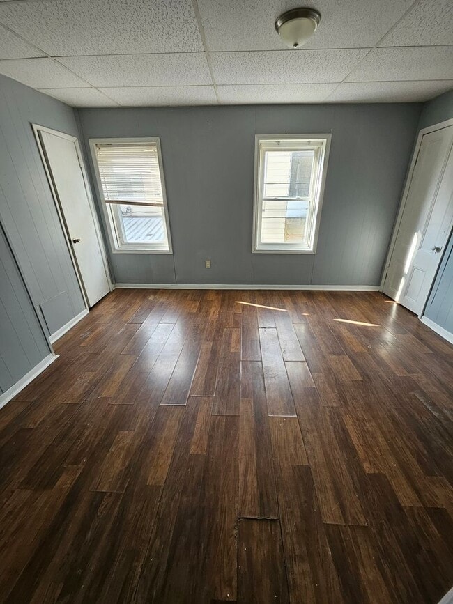 Building Photo - Upper 1 bedroom unit