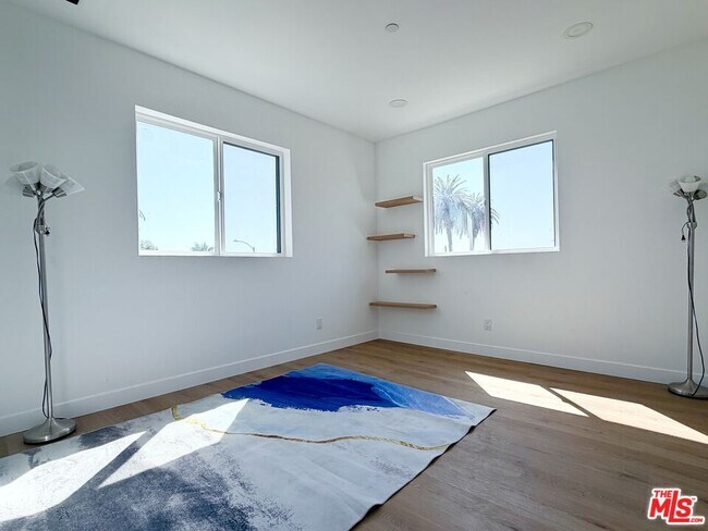 Building Photo - 4627 Rosewood Ave