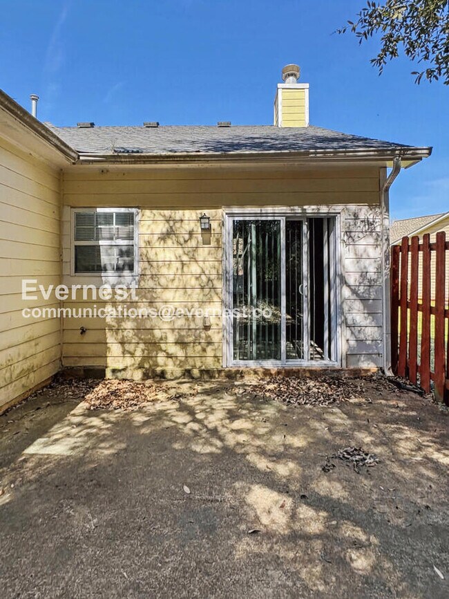 Building Photo - 4 Bed, 2 Bath Home with Garage / Pet-Friendly / Available Now!