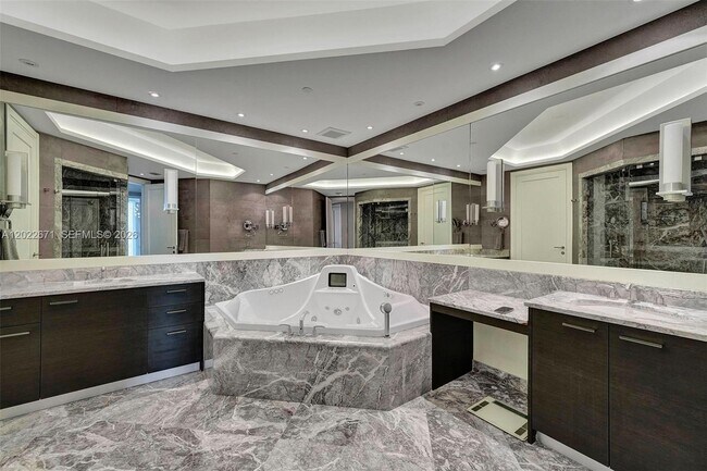 Building Photo - 16051 Collins Ave