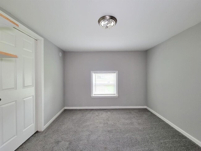 Building Photo - 111 Wisteria St
