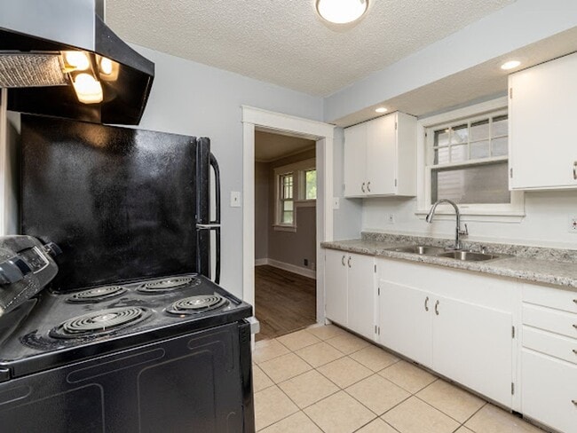 Building Photo - Newly renovated! 3 bedroom 1 bath with sin...