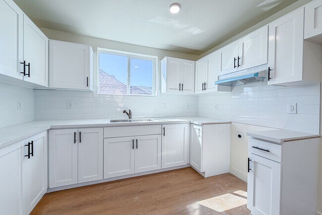 Building Photo - 423 E 31st St