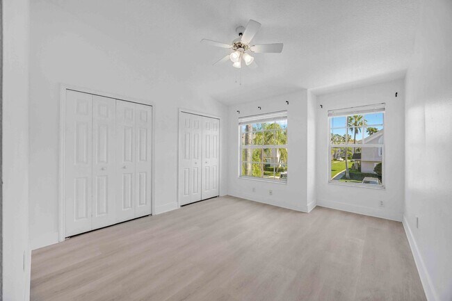 Building Photo - 2 Bedroom and 2.5 Bathroom Townhouse